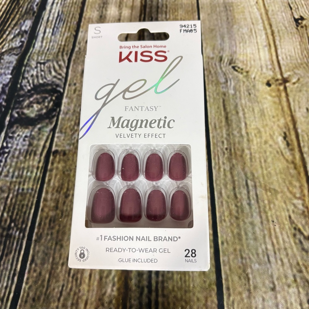 KISS Gel Fantasy Magnetic Velvety Effect 28 Nails Short Glue Included
